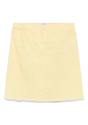 CHANEL Pre-Owned 2006's interlocking CC logo-embroidered mini skirt - Yellow