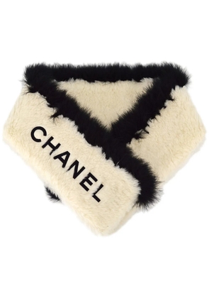 CHANEL Pre-Owned 1990-2000s logo-embroidered brushed shawl - Neutrals