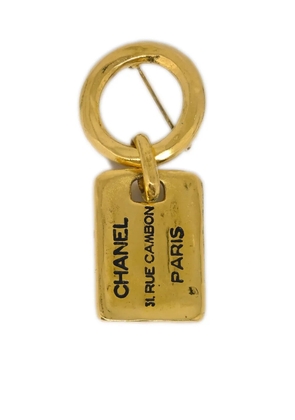 CHANEL Pre-Owned 1990-2000s engraved-plate brooch - Gold