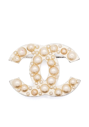 CHANEL Pre-Owned 2003 CC-shaped pearl-embellished brooch - White