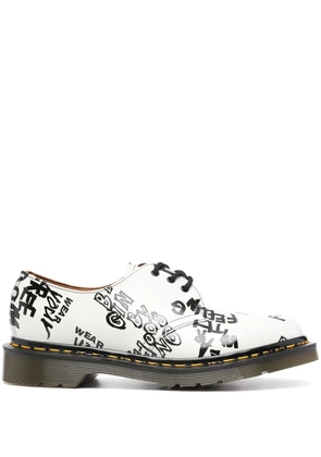 Comme Des Garçons Comme Des Garçons x Dr. Martens text-print Derby shoes - White