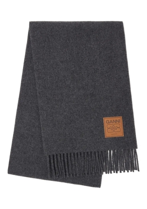 GANNI logo-patch fringed scarf - Grey