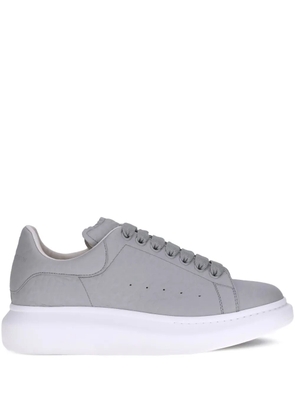 Alexander McQueen Oversized logo-print sneakers - Grey