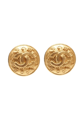 CHANEL Pre-Owned 1996 CC-engraved clip-on earrings - Gold
