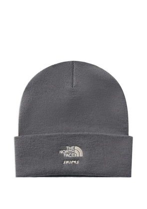 Skims x The North Face logo-details beanie hat - Grey