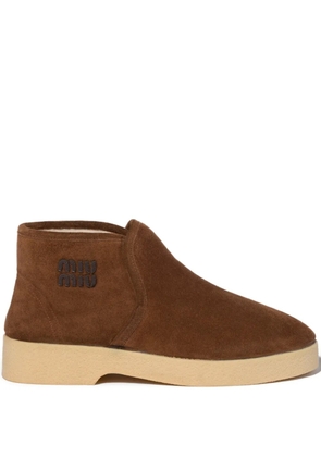 Miu Miu logo-lettering suede boots - Brown