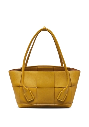 Bottega Veneta Pre-Owned Maxi Intrecciato Arco 33 woven leather tote bag - Yellow
