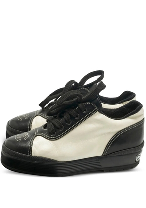 CHANEL Pre-Owned CC-logo sneakers - White