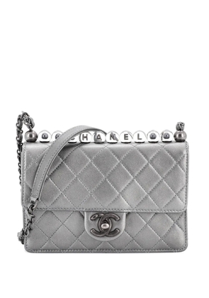 CHANEL Pre-Owned Chic Pearls Flap Bag Quilted Goatskin with Acrylic Beads Small shoulder bag - Silver