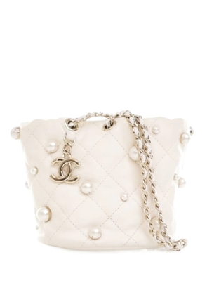 CHANEL Pre-Owned 2021 Mini Quilted Lambskin About Pearls Drawstring bucket bag - White