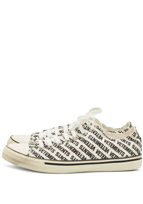 VETEMENTS logo-print lace-up sneakers - White