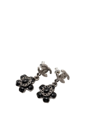 CHANEL Pre-Owned 2009 CC Silver Plated Enamel Flower Drop Earrings costume earrings - Black