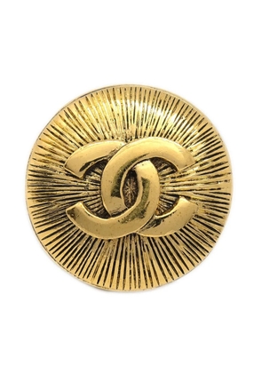 CHANEL Pre-Owned 1990-2000 CC-embossed- ribbed brooch - Gold