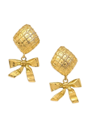 CHANEL Pre-Owned 1990s bow rhombus clip-on earrings - Gold