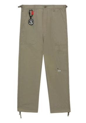 izzue logo-appliqué straight-leg trousers - Green