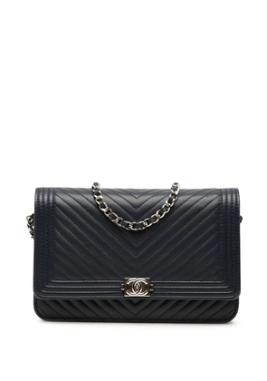 CHANEL Pre-Owned 2016-2017 Chevron Lambskin Boy Wallet on Chain crossbody bag - Blue