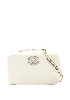 CHANEL Pre-Owned 2022 Quilted Lambskin Chanel 19 Camera Bag crossbody bag - White