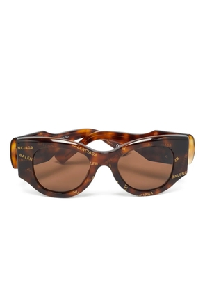 Balenciaga Pre-Owned BB cat-eye sunglasses - Brown