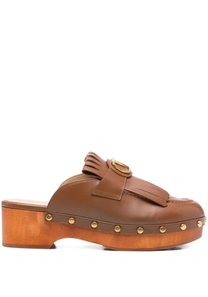 Valentino Garavani Pre-Owned 55mm fringed vlogo-plaque signature clogs - Brown