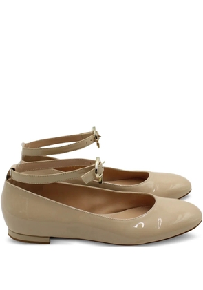 Gianvito Rossi patent-leather ankle-strap flats - Neutrals