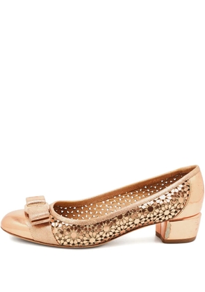 Ferragamo Pre-Owned Vara Bow leather pumps - Gold