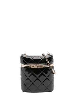 CHANEL Pre-Owned 2021-2025 Quilted Patent Logo Chain Case vanity bag - Black