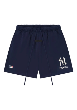 FEAR OF GOD ESSENTIALS x MLB Yankees elasticated logo shorts - Blue