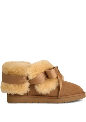 UGG logo-detail shearling boots - Brown