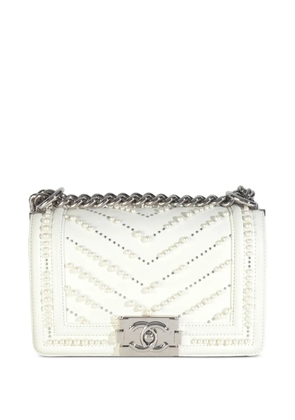 CHANEL Pre-Owned 2019 small Boy pearl-embellished chain cross body bag - White