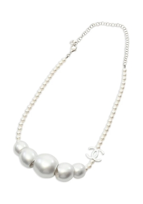 CHANEL Pre-Owned 1980s coco mark pearl necklace - Silver