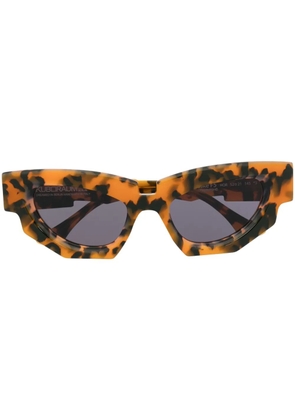 Kuboraum cat-eye frame sunglasses - Brown