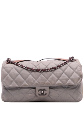 CHANEL Pre-Owned 2010-2011 Jumbo Iridescent Calfskin In The Mix Flap satchel - Grey