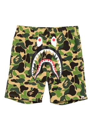 A BATHING APE® graphic-printed shorts - Green
