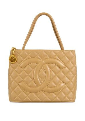CHANEL Pre-Owned 2002 Medallion quilted tote bag - Neutrals
