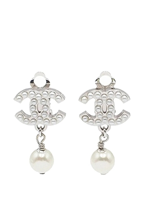 CHANEL Pre-Owned 2004 Silver Plated CC Faux Pearl Drop Clip On Earrings costume earrings