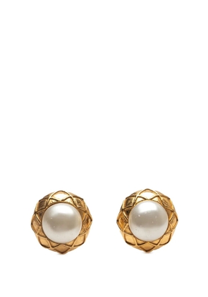 CHANEL Pre-Owned 1970-1980 Gold Plated Faux Pearl Clip on Earrings costume earrings - White