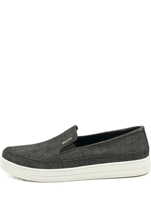 Prada Pre-Owned logo-plaque sneakers - Grey