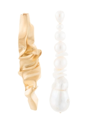 Completedworks Crumple asymmetric drop earrings - Gold