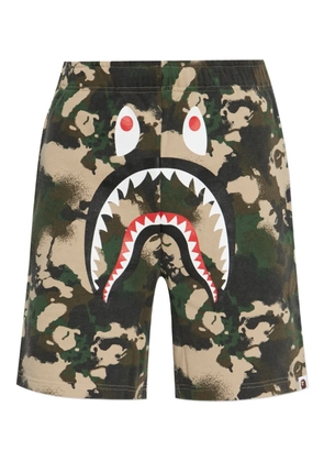 A BATHING APE® shark-head camo shorts - Green
