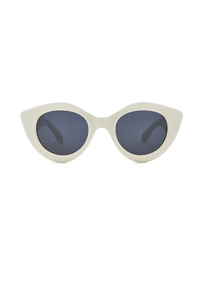 ALAÏA Round Sunglasses in White & Grey - White. Size all.