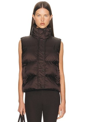 Beyond Yoga Big Cozy Puffer Vest in Dark Chocolate - Chocolate. Size L (also in M, S, XS).