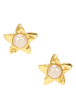chanel Chanel 1996 Pearl Star Clip-On Earrings in Gold - Metallic Gold. Size all.