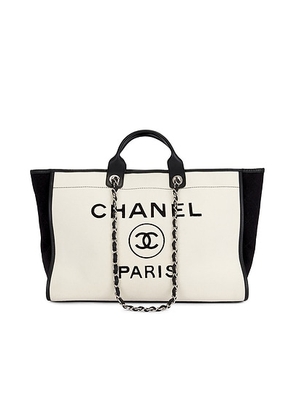 chanel Chanel Deauville GM Tote Bag in White - White. Size all.