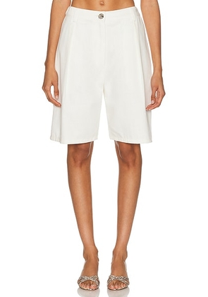MATTHEW BRUCH Low Rise Pleated Bermuda Short in White - White. Size 8 (also in ).