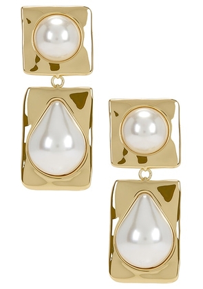Retrofete Savannah Pearl Drop Earring in Gold - Metallic Gold. Size all.