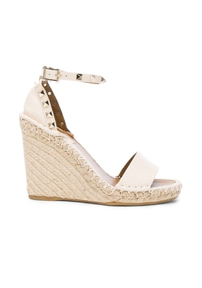 Valentino Garavani Leather Rockstud Espadrilles in Light Ivory - White. Size 40 (also in 41).