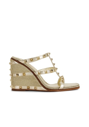 Valentino Garavani Rockstud Espadrilla Slide in Platino - Metallic Gold. Size 36 (also in 36.5, 37, 37.5, 38, 38.5, 39, 39.5, 40, 41).