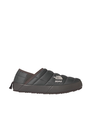 The North Face x SKIMS Thermoball Traction V Mule in SK Gunmetal - Brown. Size 5 (also in ).