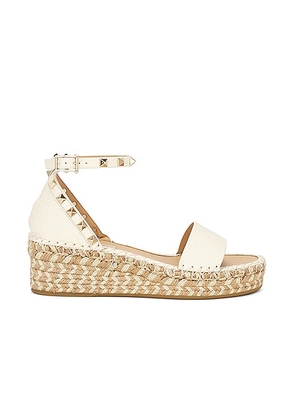 Valentino Garavani Rockstud Espadrille Sandal in Light Ivory & Naturale - Ivory. Size 41 (also in ).