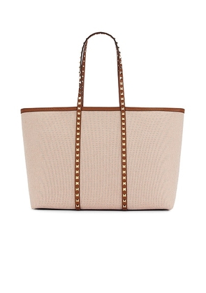 Valentino Garavani Rockstud Tote Bag in Naturale  Tobacco  & Selleria - Nude. Size all.